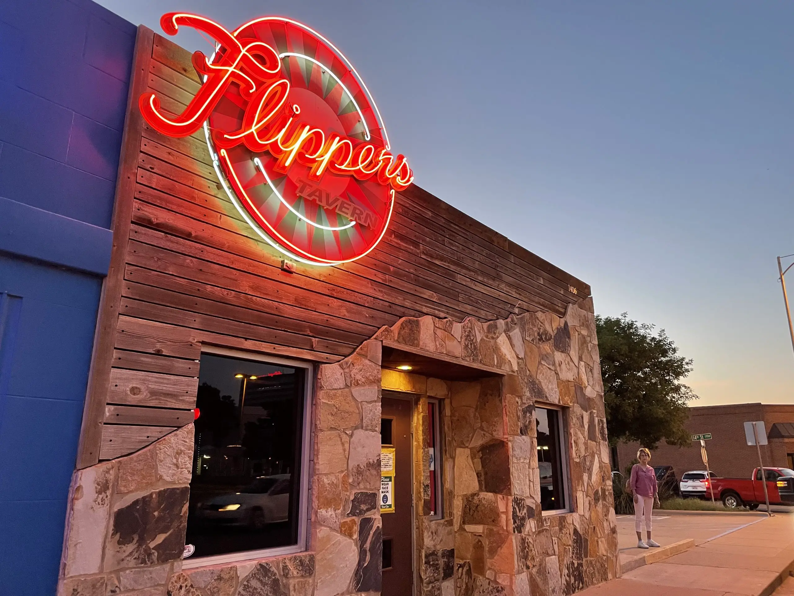 Flippers Tavern - Lubbock Dive Bar - Outside