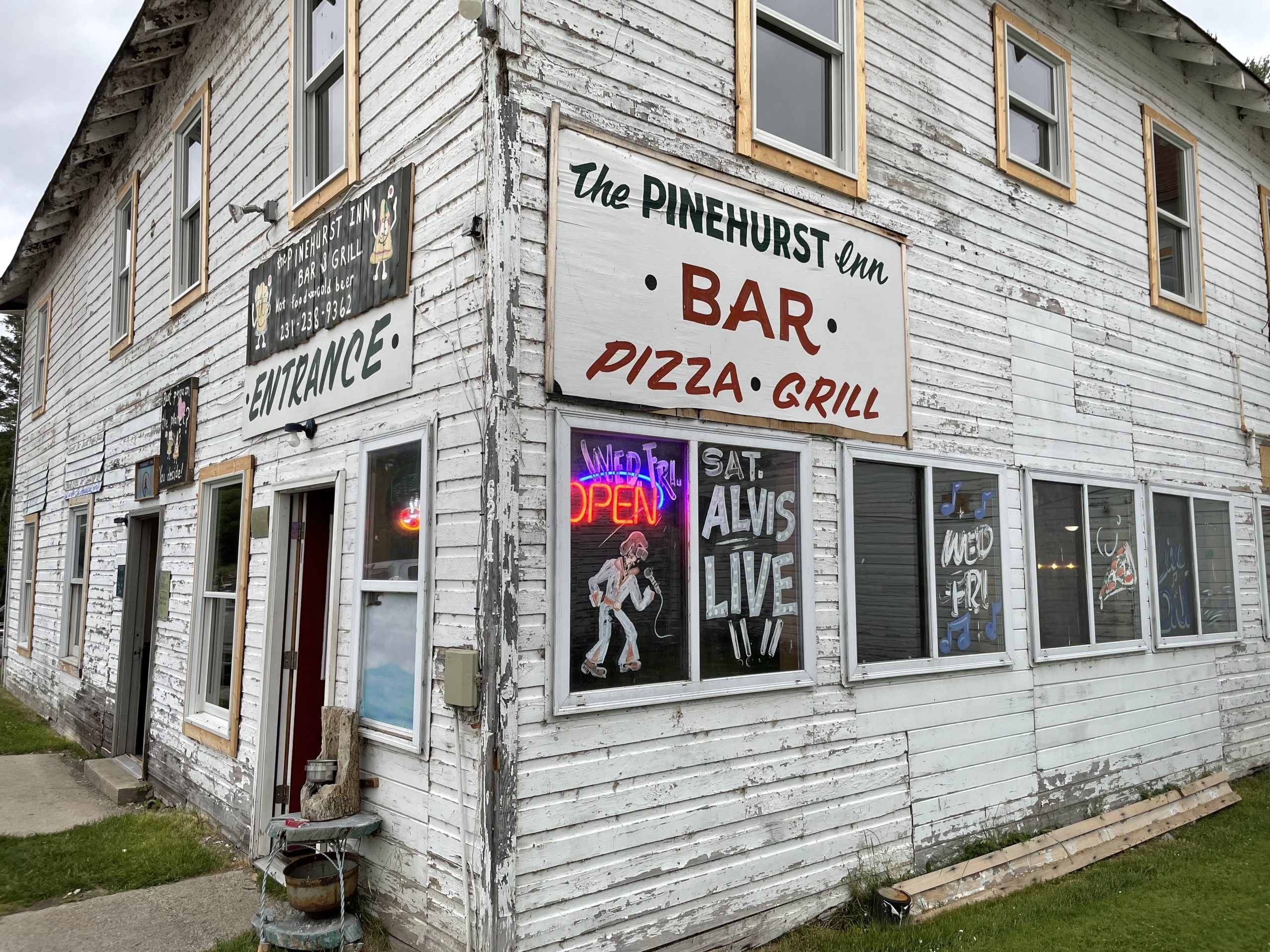 Pinehurst Inn - Indian River Dive Bar - Outside