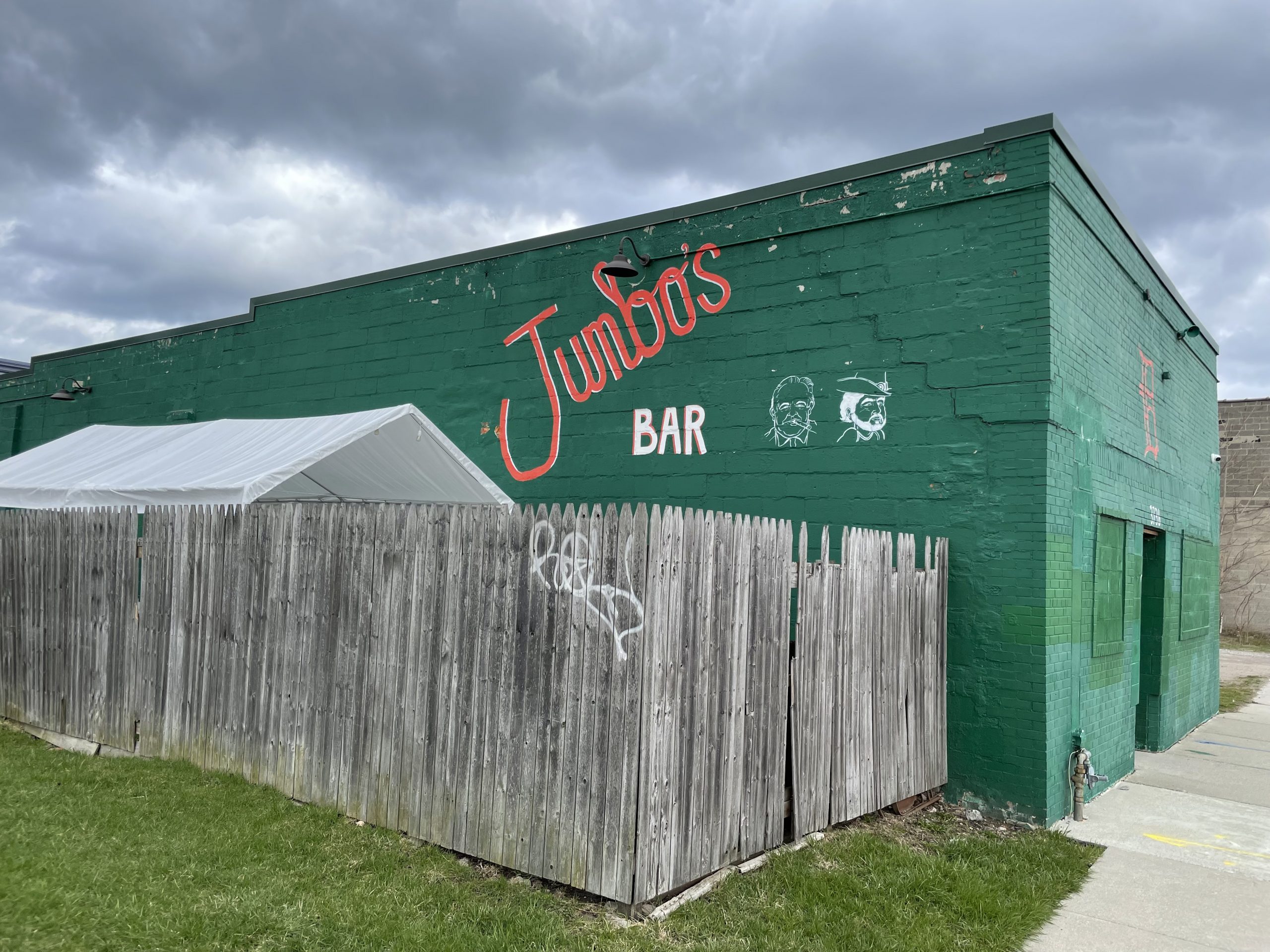 Jumbo's Bar - Detroit Dive Bar - Patio
