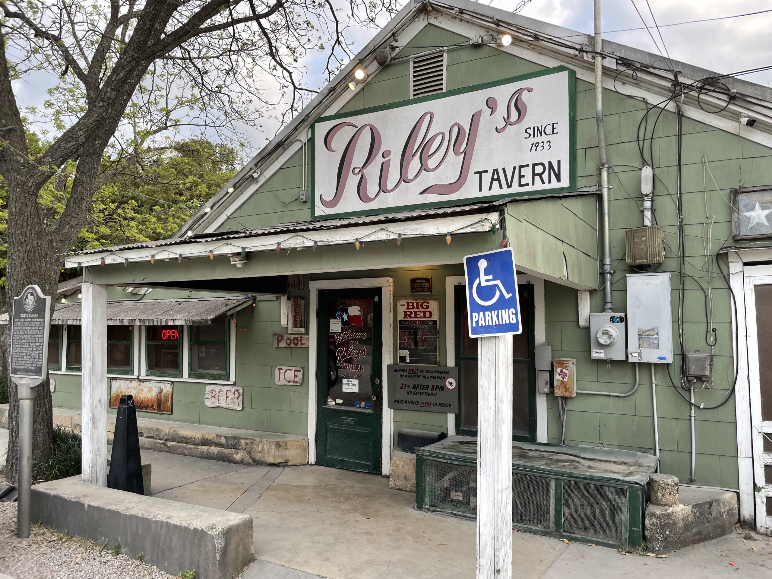 Riley's Tavern - New Braunfels Texas Dive Bar - Exterior