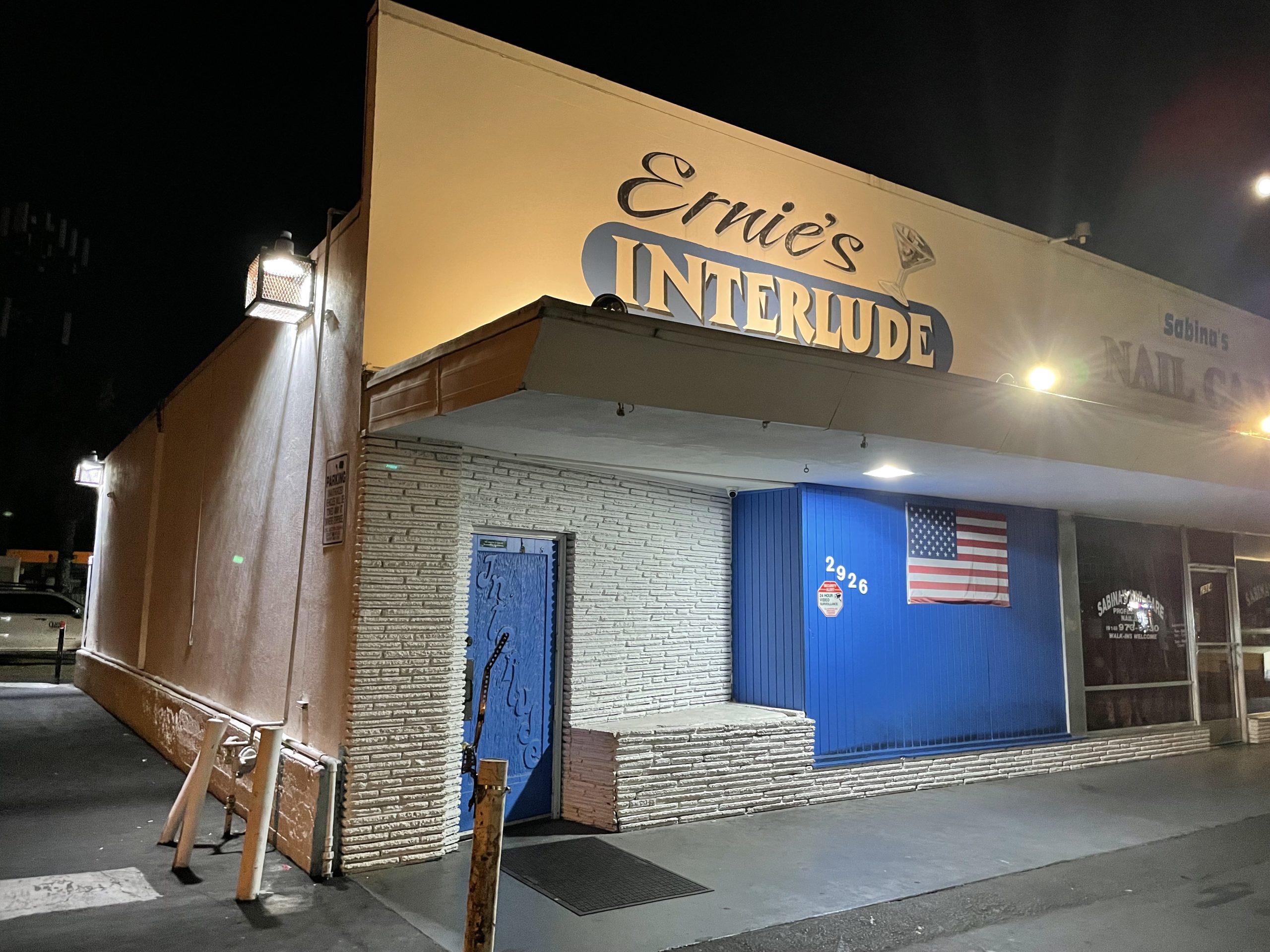 Ernie's Interlude Cocktail Lounge - Sacramento Dive Bar - Exterior