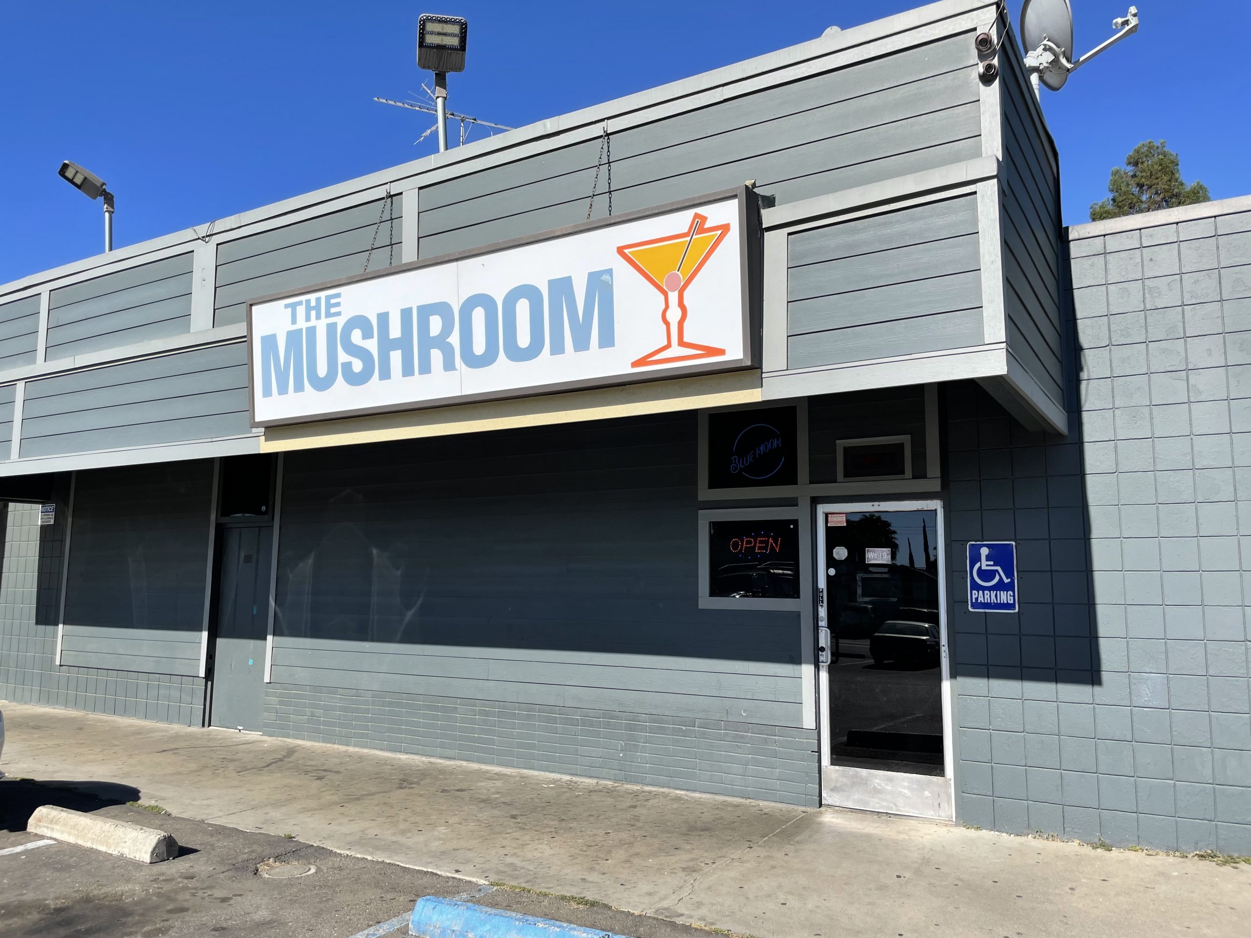 The Mushroom Lounge - Sacramento Dive Bar - Exterior
