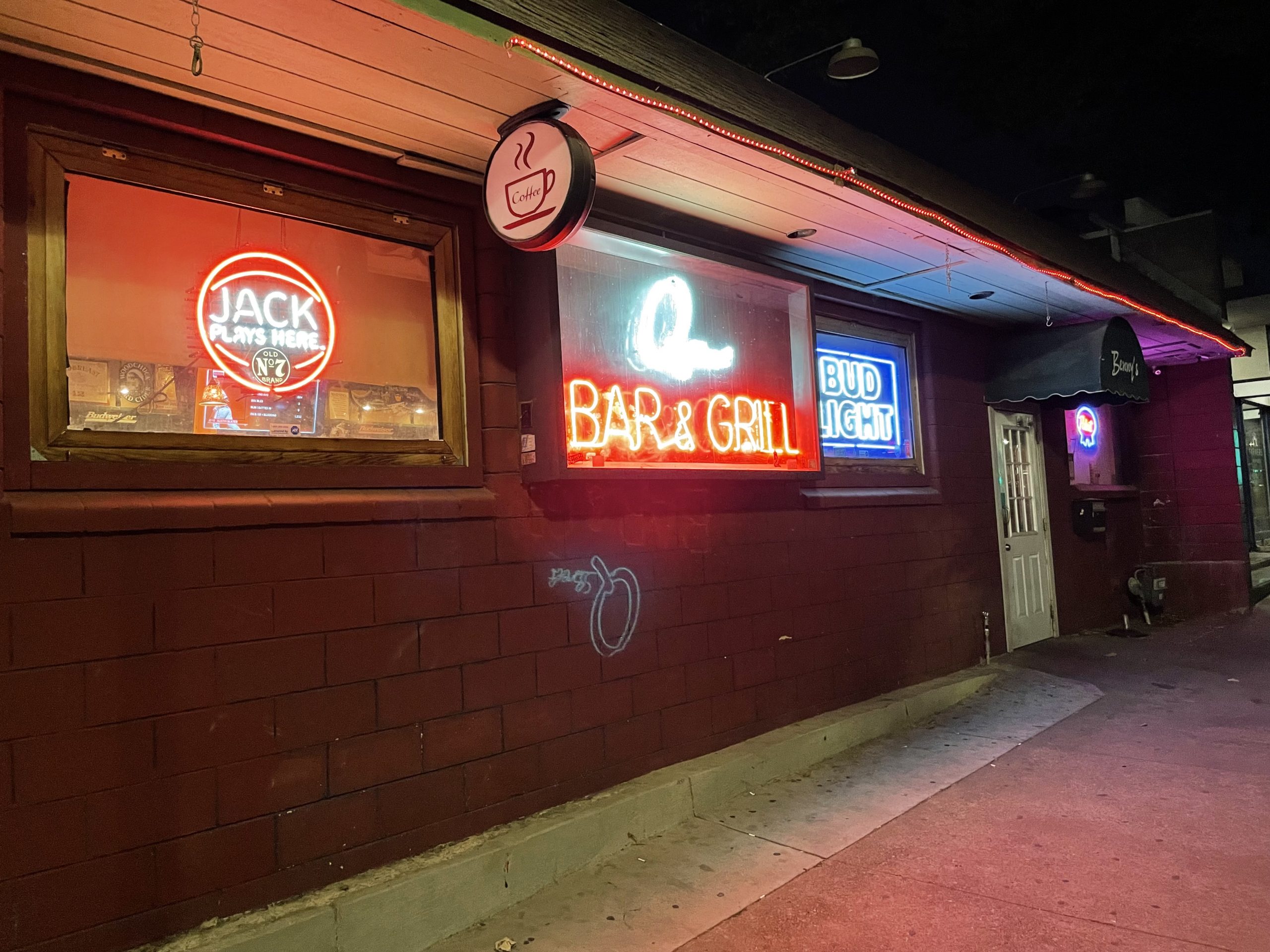 Benny's Q Street Bar & Grill - Sacramento Dive Bar - Exterior