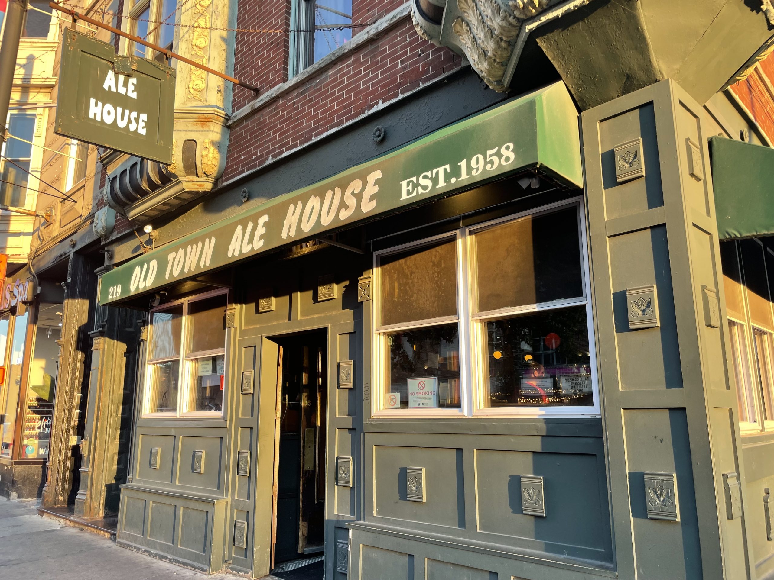 Old Town Ale House - Chicago Dive Bar - Exterior