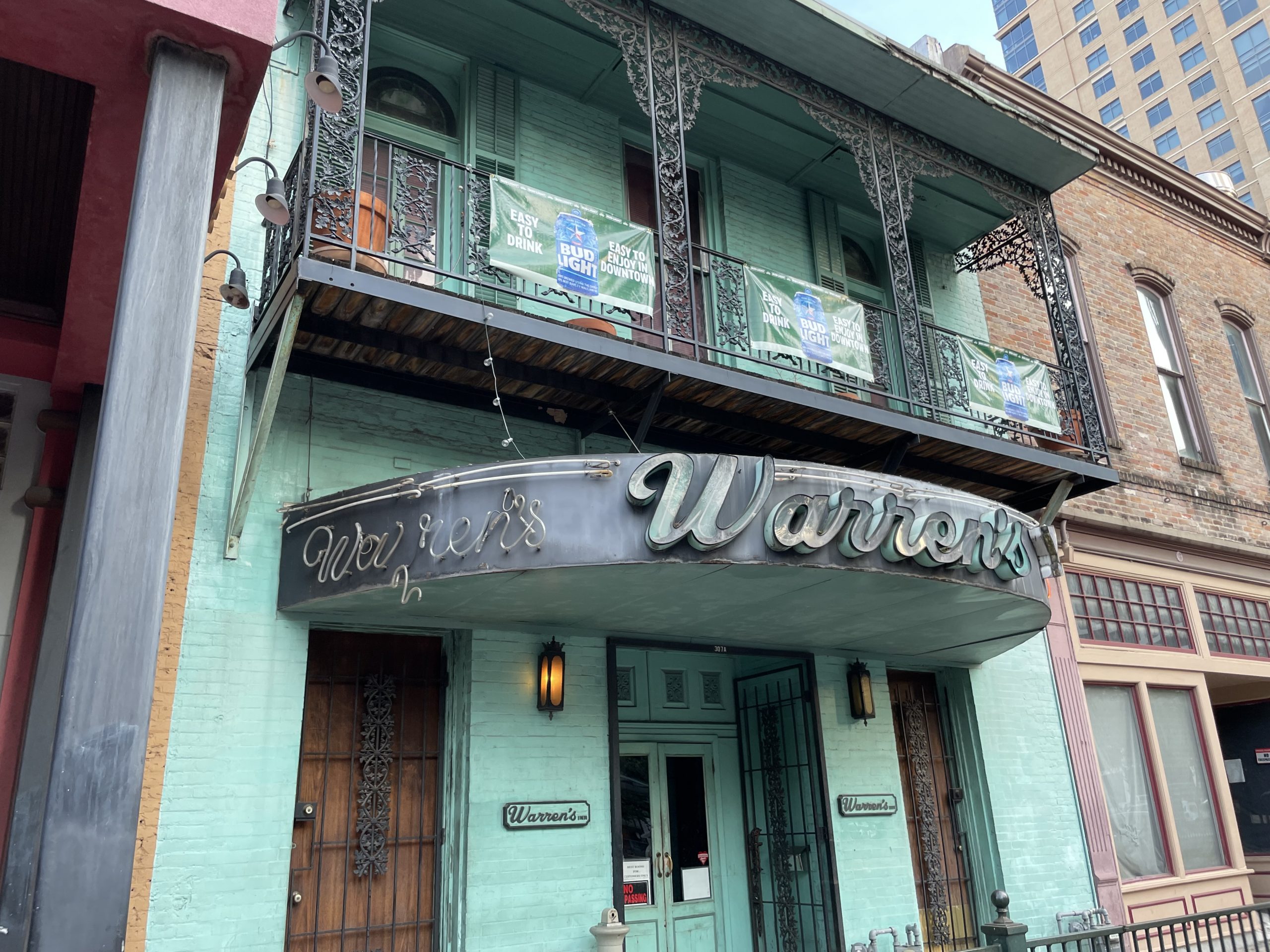 Warren's Inn - Houston Dive Bar - Exterior