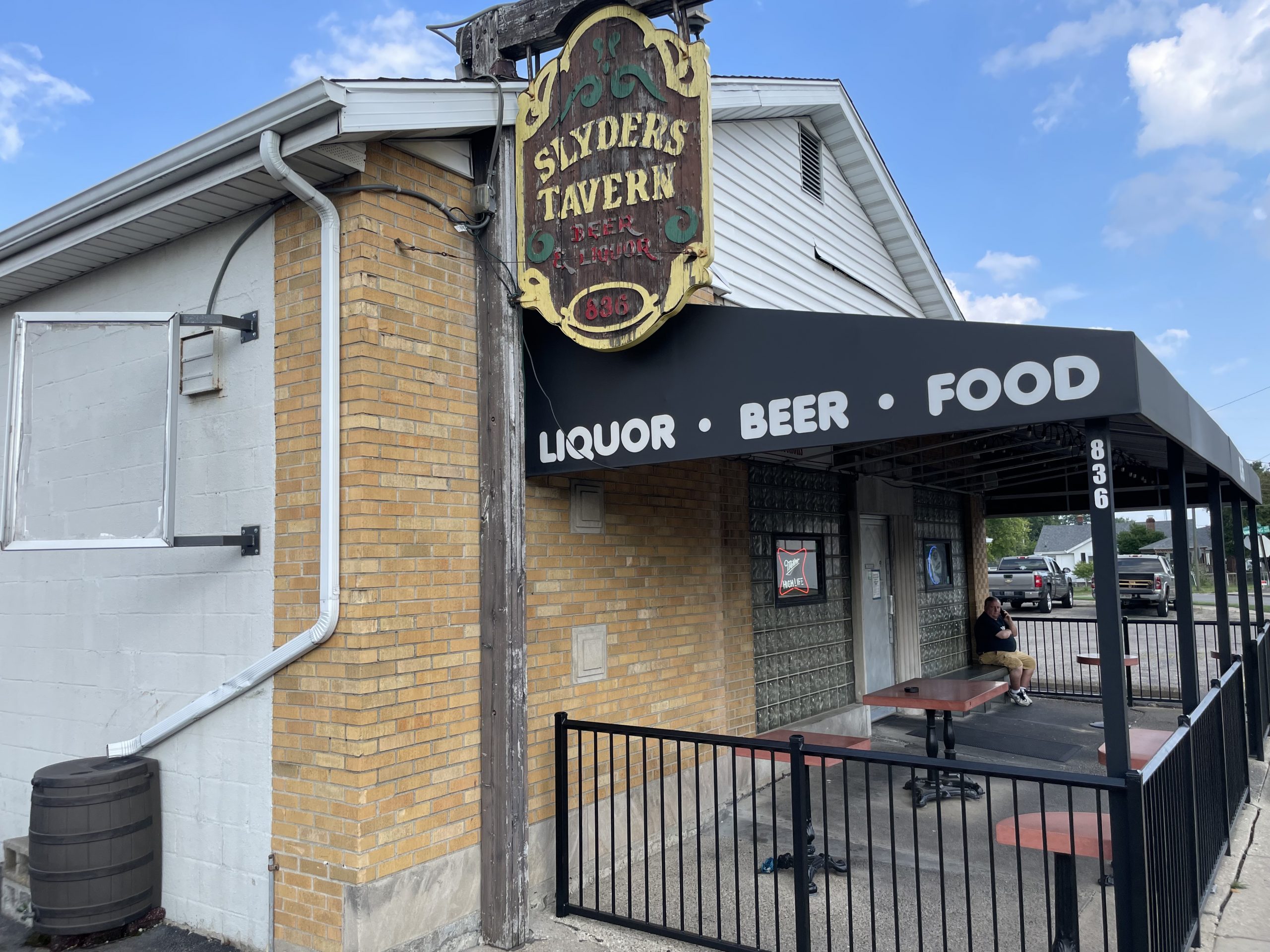 Slyder's Tavern - Dayton Dive Bar - Exterior